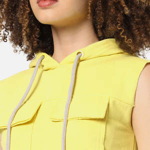 Haut court à capuche personnalisé de haute qualité pour femme, sans manches, en coton, idéal pour l'entraînement estival - Product Image 6