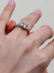 แหวนเพชร VVS ขนาด 3.00 กะรัต รับรองโดย IGI เพชรทรงกลมเพาะเลี้ยงในห้องปฏิบัติการ แหวนหมั้นเพชรเต็มเม็ด ทอง 18K/14K/10K สามเม็ด ปรับแต่งกะรัตได้ - Product Image 2