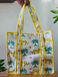 Sac fourre-tout matelassé imprimé léopard avec bordure jaune palmiers, grande capacité, ouvert, pour femme, mode plage été - Product Image 4