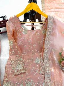ชุดชาราร่าปักลายสีพีชโกลด์ พร้อมผ้าคลุมไหล่ สำหรับงานแต่งงานแบบอินเดียและปากีสถาน - Product Image 5