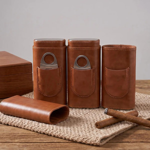 Estuche para cigarros de cuero genuino con cortador integrado y soporte para accesorios, ideal para regalo y uso personal. - Product Image 2