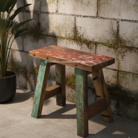 Banc Rita en bois de bateau récupéré, couleur naturelle, design éco-responsable et durable, fait main, petit tabouret en bois pour l'intérieur et l'extérieur