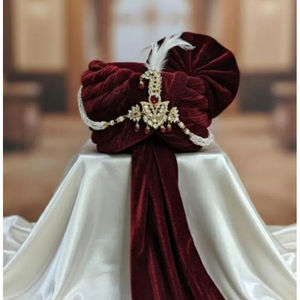Turbante de novio de seda color granate hecho a mano con cristales y plumas - Product Image 4