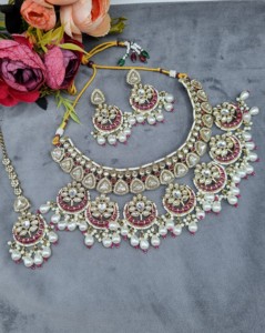 Collier élégant à motif Chandbali avec boucles d'oreilles et mangtika pour femmes, ensemble de bijoux ethniques traditionnels pour réceptions, fabriqué par un fabricant. - Product Image 1