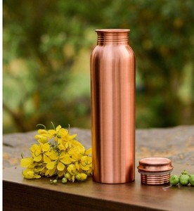 Bouteille d'eau en cuivre pour table, élégante, pour restaurants, cafés et service à table - Product Image 1