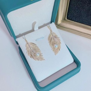 Boucles d'oreilles en argent S925 avec perle d'eau douce et plume, accessoires de bijoux en gros - Product Image 2