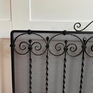 Paravent de cheminée en métal Regency, en fer forgé à la main, avec maille fine, protection anti-étincelles, bouclier de sécurité autoportant pour foyer - Product Image 3