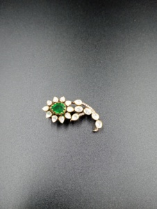 เข็มกลัดรูปนกยูงประดับคริสตัลทรงมรกต ดีไซน์คลาสสิคจาก Amaira Jewels เงินแท้ 925 ประดับคริสตัลทรงมรกตตรงกลาง ดีไซน์หรูหรา เหมาะสำหรับทั้งชายและหญิง รุ่น SM-850 - Product Image 2