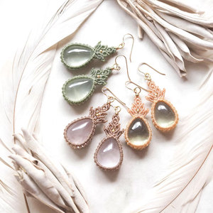 ต่างหูหินโรสควอตซ์ทำมือ ประดับด้วยเชือกถักแบบมาคราเม่ รูปทรงหยดน้ำสีชมพู ต่างหูหินธรรมชาติสไตล์โบโฮ งานฝีมือทำด้วยมือ - Product Image 1