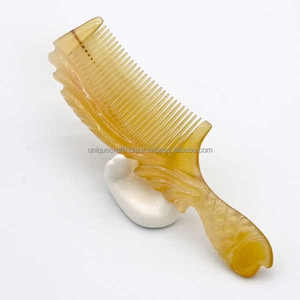 Peine de Cuerno Natural Hecho a Mano, Ecológico y Moderno, Herramienta Duradera para Peinar el Cabello, Regalo Único para Navidad o Bodas - Product Image 3
