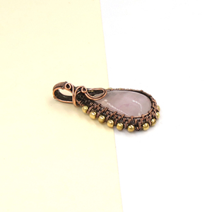 จี้ห้อยรูปหยดน้ำทำจากโรสควอตซ์ธรรมชาติ หุ้มทองเหลืองชุบทองแดงออกซิไดซ์ สไตล์โบโฮ ประดับอัญมณี ขายส่ง งานแฮนด์เมด - Product Image 3