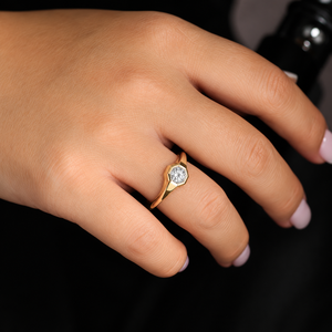แหวนแต่งงาน/หมั้นเพชรทรงกลมเจียระไนแบบบริลเลียนท์ 14K ทองคำขาว ประดับเพชรแล็บโกรว์ ตัวเรือนแบบเบเซลคลาสสิก - Product Image 3