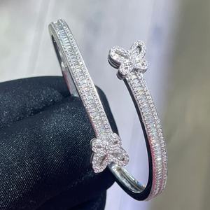 Pulsera de Lujo para Mujer de Plata 925 con Moissanita VVS, Diseño de Mariposa, Corte Baguette, Engaste de Canal, Pulsera de Boda - Product Image 2