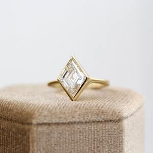 Anillo de compromiso geométrico minimalista de oro macizo de 14K con diamante de 2 quilates en forma de cometa con engaste de bisel, cultivado en laboratorio, certificado IGI, personalizado y de alta calidad. - Product Image 5