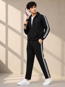 Ensemble de survêtement noir pour homme avec sweat à capuche zippé et bandes blanches, couleur unie, style sportif décontracté, respirant, en polyester, idéal pour l'automne - Product Image 1