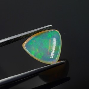 พลอยโอปอลเอธิโอเปียธรรมชาติ 2.50 กะรัต รูปทรงทริลเลียน คาโบชอง สีเล่นแสง/สีไฟ ยี่ห้อ HAYAAT GEMS ขนาด 11.7x11.5x3.8 มม. ของขวัญสำหรับเธอ - Product Image 5