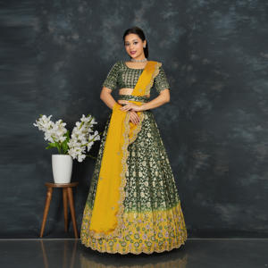 ชุดเลเฮนกาโชลีผ้าไหมบานาราซี พร้อมงานปักลายซารีหนักแน่น ประดับขอบด้วยงานปักอย่างสวยงาม เหมาะสำหรับงานแต่งงาน งานเลี้ยง และงานเฉลิมฉลอง ชุดกระโปรงดีไซเนอร์ - Product Image 2