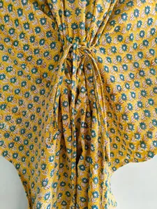 Vestido Kaftan Bohemio Amarillo con Estampado Floral, Cuello en V, Corte Holgado para Mujer, Vestido Maxi de Algodón para Vacaciones - Product Image 2