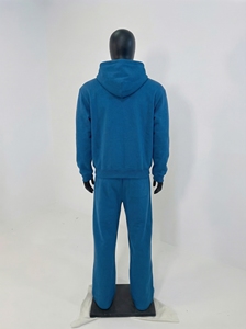 Conjunto de Chándal Azul con Capucha y Cresta Bordada en la Parte Delantera y Pantalón, Bolsillo Canguro, Fabricante de Ropa Urbana OEM/ODM - Product Image 2