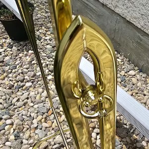 Miroir sur pied de forme incurvée avec base mobile, miroir de sol moderne pour la maison, la chambre et le studio, fabriqué à la main en Inde - Product Image 4