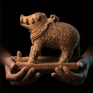 Sculpture d'Adi Varaha Vishnu – Art de temple inspiré du Védânta du 11e-12e siècle, réplique de musée hindou traditionnel - Product Image 2