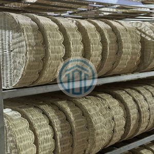 Plateau de service rond en rotin tressé à la main, brun foncé, durable, avec poignées, pour restaurant, vente en gros, fournisseur éco-responsable - Product Image 5