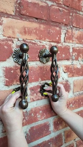Poignée de portail en fer forgé traditionnelle, avec un design torsadé et des motifs floraux aux deux extrémités ; convient à tous les types de portails. - Product Image 6