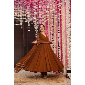 Robe de soirée Swank Brown - Jupe et dupatta taille XS 850g pour un look époustouflant - Product Image 1