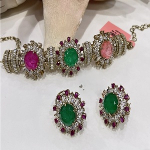 Magnifique ensemble collier et boucles d'oreilles plaqué or de qualité supérieure, style fusion classique et délicat, idéal pour les mariages, les fiançailles et les soirées, pour femme. - Product Image 2