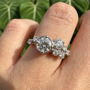 Bague en argent 925 avec moissanite ronde brillante, bijou élégant et étincelant, collection de cadeaux tendance - Product Image 1