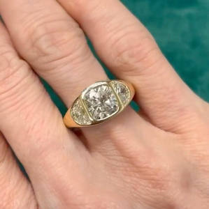 Ensemble de lunette unique à trois pierres Proposition de diamant 8 MM Coupe ovale Moissanite Anniversaire Bague minimaliste à tige conique en argent 925 - Product Image 2