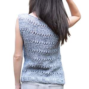 Top de punto texturizado azul cielo para mujer, sin mangas, con dobladillo peplum, cuello alto, ajuste ceñido y logo frontal acanalado. - Product Image 2