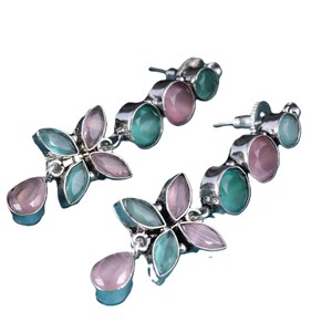 Boucles d'oreilles pendantes tendance en laiton argenté oxydé multi-pierres, vente en gros |   Boucles d'oreilles florales bicolores pour femmes |   Fournisseur de bijoux en gros - Product Image 3