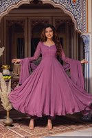 Setelan Anarkali Georgette Premium dengan detail renda dan hiasan manik-manik tangan, termasuk dupatta, cocok untuk pesta pernikahan dan acara perayaan.