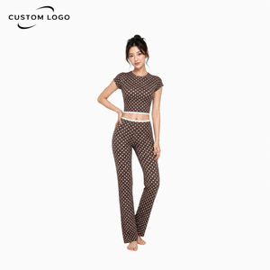 Ensemble 2 pièces personnalisé avec logo pour femme : T-shirt court gris à pois à manches courtes et pantalon de yoga évasé – Tenue de yoga à jambes évasées - Product Image 3