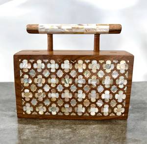 กระเป๋าถือข้างทำมือสุดหรู ดีไซน์ทันสมัย ทำจากไม้และเปลือกหอยมุก พร้อมตัวล็อคแม่เหล็ก ของตกแต่งสำหรับสาวๆ โดย UO - Product Image 1