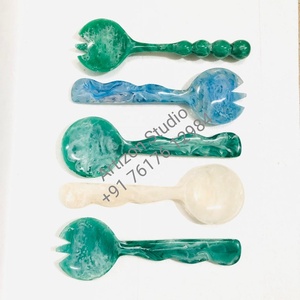Juego de utensilios para ensalada de resina con diseño de remolinos coloridos, mini cuchara y tenedor, apto para lavavajillas, microondas y horno, color personalizado - Product Image 3