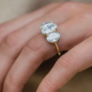 Bague de fiançailles classique en or jaune avec trois diamants ronds taille brillant pour femme - Product Image 1