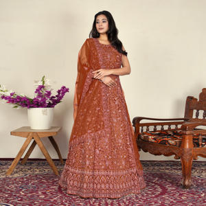 Robe de soirée élégante et écologique, coupe trapèze, manches courtes, brodée, ornée de cristaux et de paillettes, longueur ras du sol, style vintage royal, par un créateur. - Product Image 3