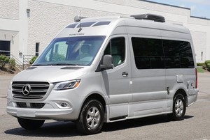 รถตู้แคมป์ปิ้ง Sprinter ปี 2023 ไมล์น้อย 3500 4x4 เทอร์โบดีเซล พวงมาลัยซ้าย เกียร์ออโต้ เบาะผ้า ล้อแม็ก R17 ไมล์น้อย 7 ที่นั่ง ไฟหน้า LED - Product Image 5