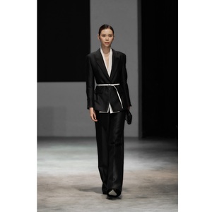 Nuevos Blazers Elegantes para Mujer ODILE de Doble Capa con Cuello, Cierre de un Solo Botón, Tejido Regular, Logotipo en la Espalda, Blazers Resistentes - Product Image 1