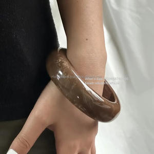 Juego de pulseras y brazaletes finos de resina hechos a mano de 4 regalos de boda y fiesta cristiana multicolor con piedra moissanita - Product Image 4