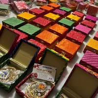 Magnifique coffret de bijoux Rajasthani Leheriya fait main avec des bracelets traditionnels Kundan Meenakari et un collier pendentif de style statement