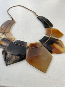 Collar Moderno con Colgante Artístico, Ideal para Complementar Atuendos Casuales y Estilos para Ocasiones Especiales - Product Image 5