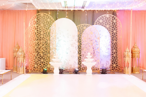 Paneles de Mandap para Boda con Corte Láser Estilo Mughal Real, Fondo Blanco de Lujo con Corte Láser, Decoración para Escenario de Boda con Conjunto de Sofás de Diseño, Reino Unido - Product Image 5