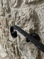 Embout de main courante d'escalier en fer forgé de style traditionnel, à fixation murale, résistant à la rouille, avec un motif festonné.