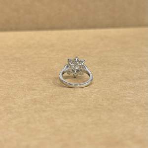 Bague en or blanc 14 carats avec diamant naturel taille ronde 0,70 ct au centre et pierres latérales 1,29 ct, bague de fiançailles de luxe, bijoux de créateur - Product Image 4