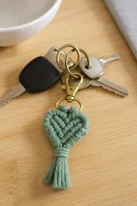 Porte-clés en macramé artisanal en forme de cœur, objet décoratif bohème, pendentif en corde multicolore, cadeau idéal pour la Saint-Valentin - Product Image 4