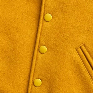 Chaqueta Varsity de Invierno Ecológica y Transpirable con Cuello Alto y Logotipo Frontal Bordado Personalizado, Tejido de Poliéster y Exterior de Nailon - Product Image 6