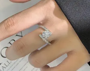 Magnifique bague de fiançailles et de mariage ouverte en argent sterling plaqué or blanc 14 carats avec moissanite véritable ronde de 2 carats pour femme - Product Image 2